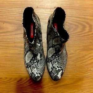 Snakeskin Union Bay women boots size 6.5